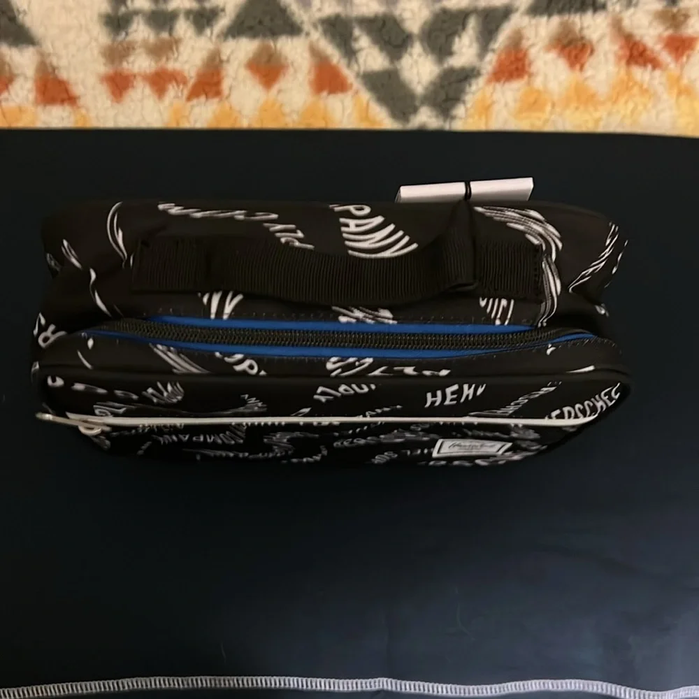 Herschel Kids Pop Quiz Lunch Box warp/black. NWT